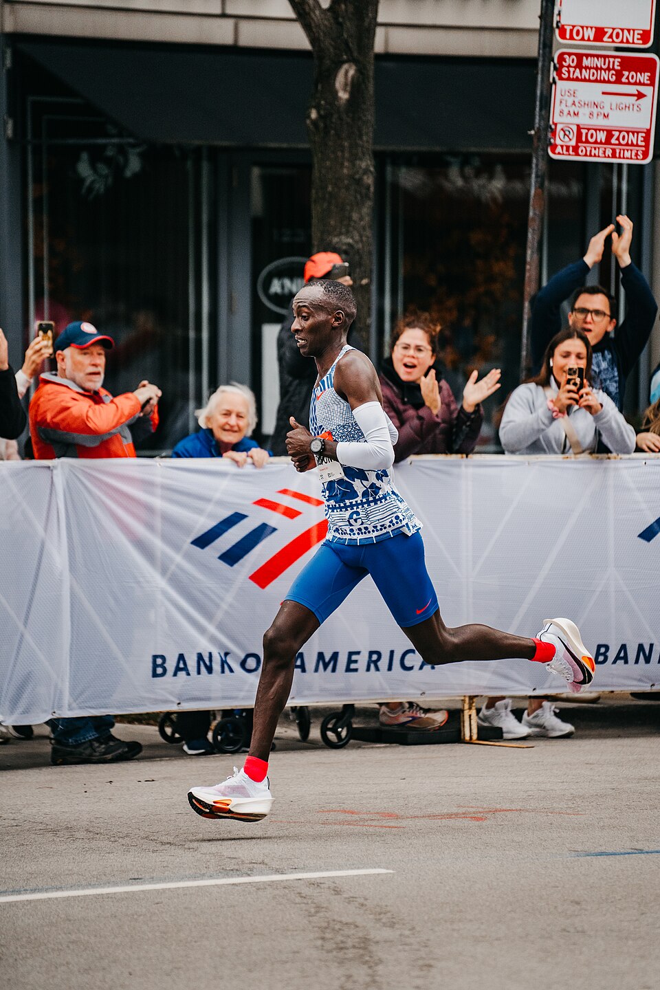 Kelvin Kiptum 在 2023 芝加哥馬拉松世界紀錄賽中的照片